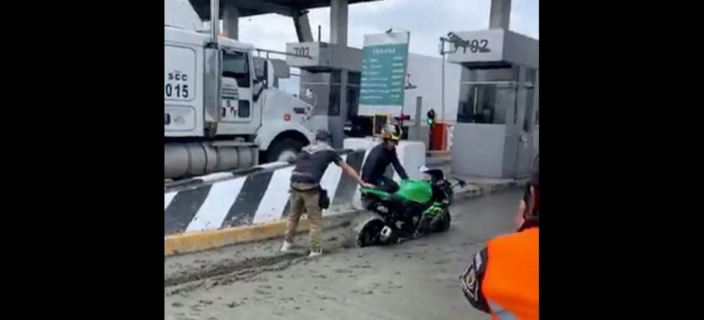 Intentó saltar un peaje con su Kawasaki y salió mal (vídeo) 1 kawasaki 15